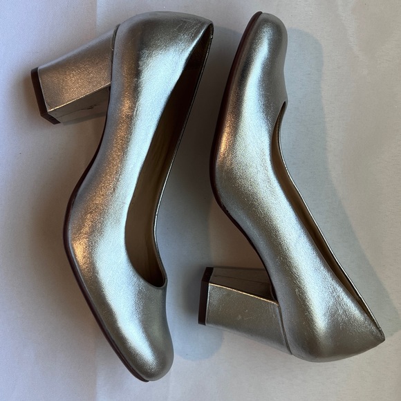 Comfortable silver worth shoes, size 6. - Picture 6 of 7